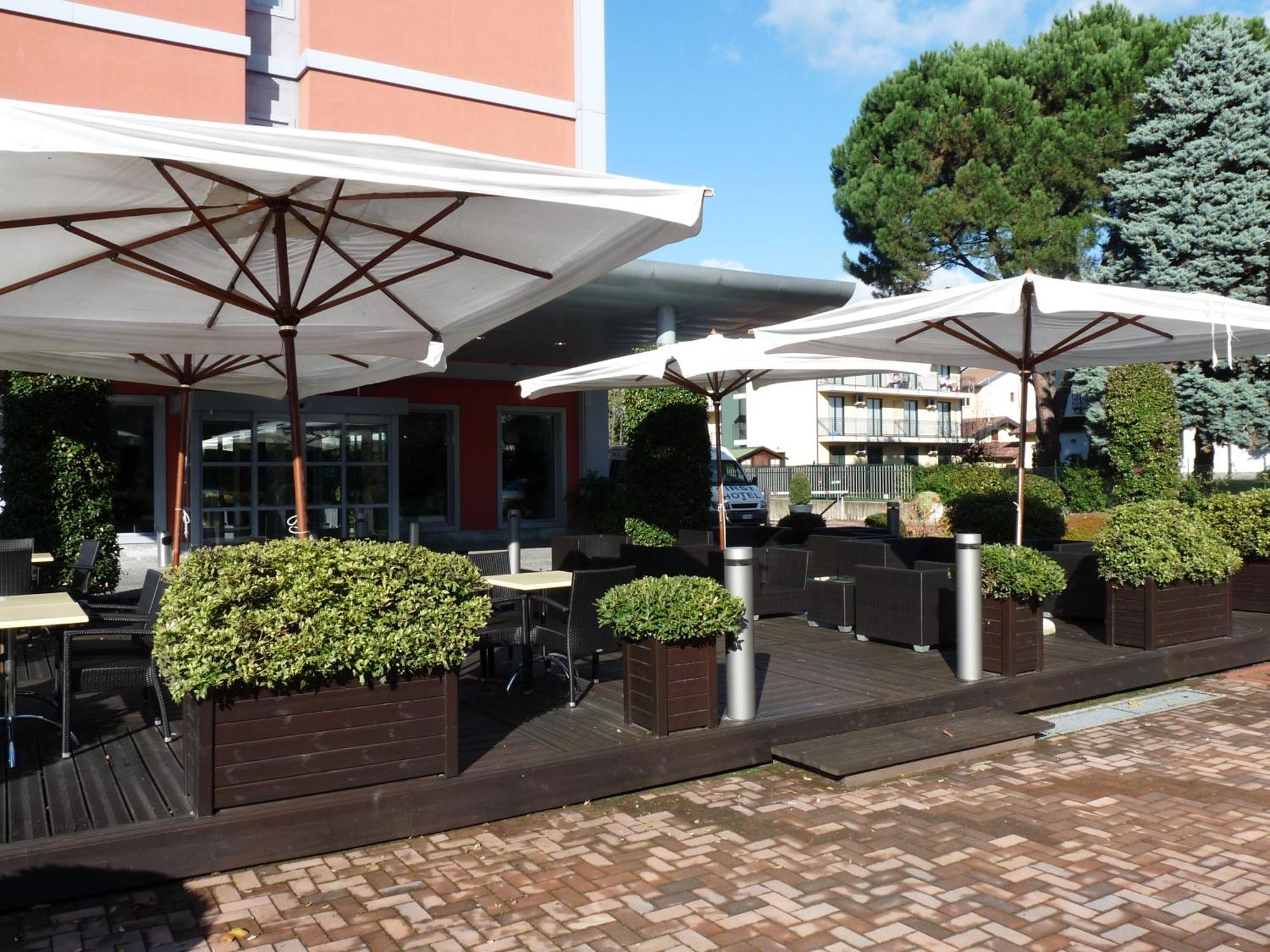 First Hotel Malpensa Case Nuove  Eksteriør billede